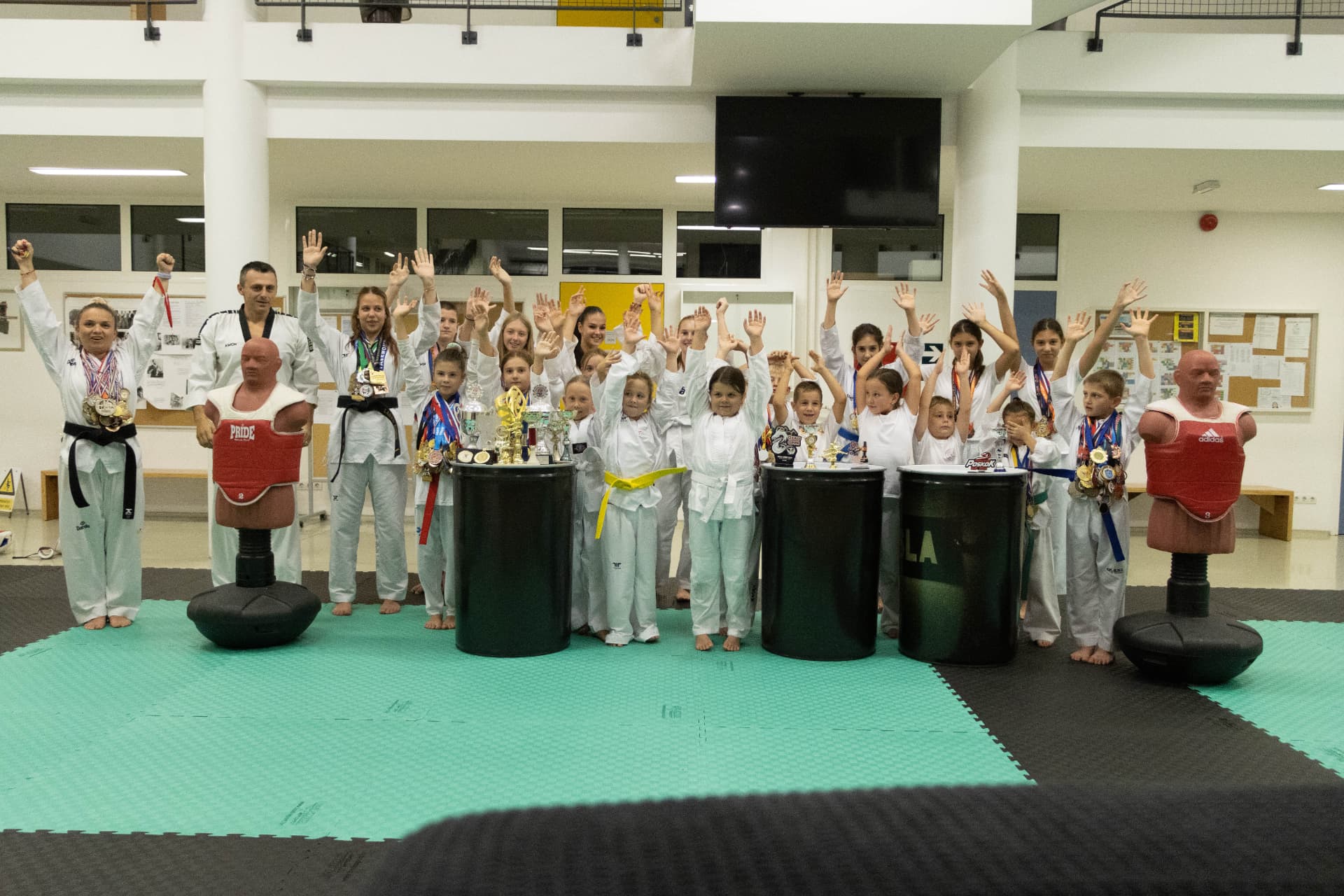 OLIMP zajednica s medaljama i peharima