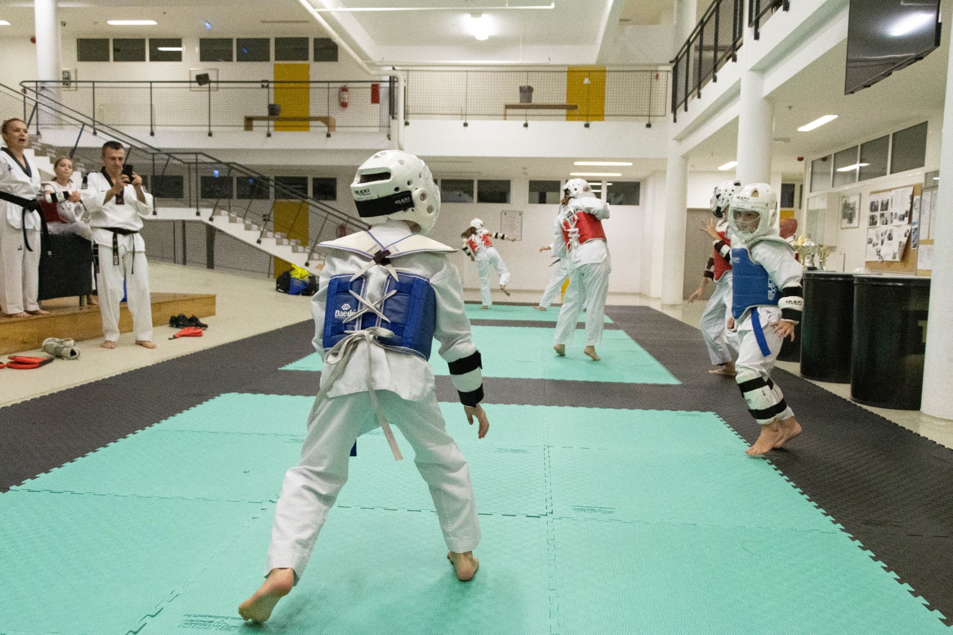 Energičan grupni taekwondo trening