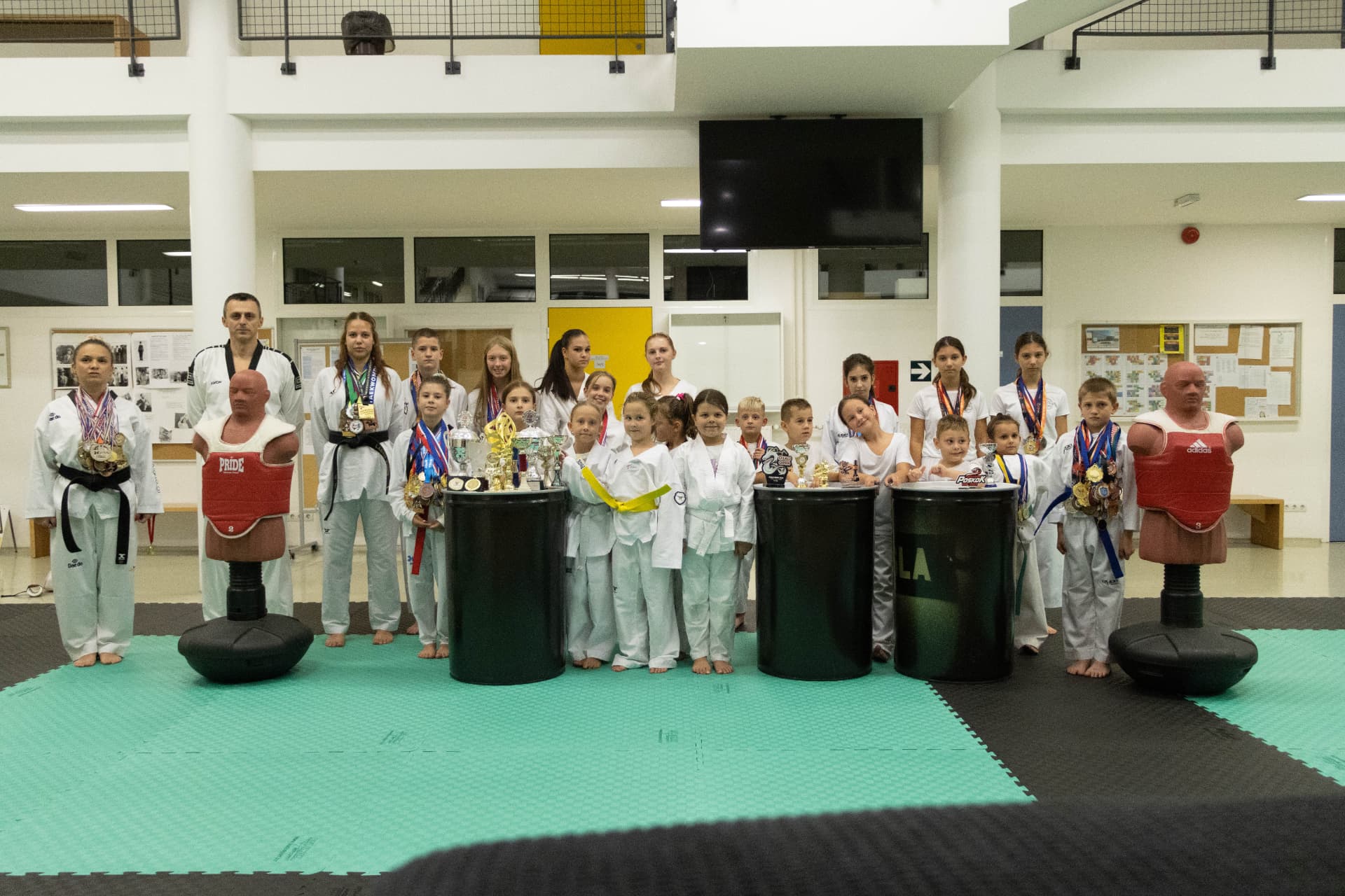 Velika OLIMP grupa s medaljama i peharima