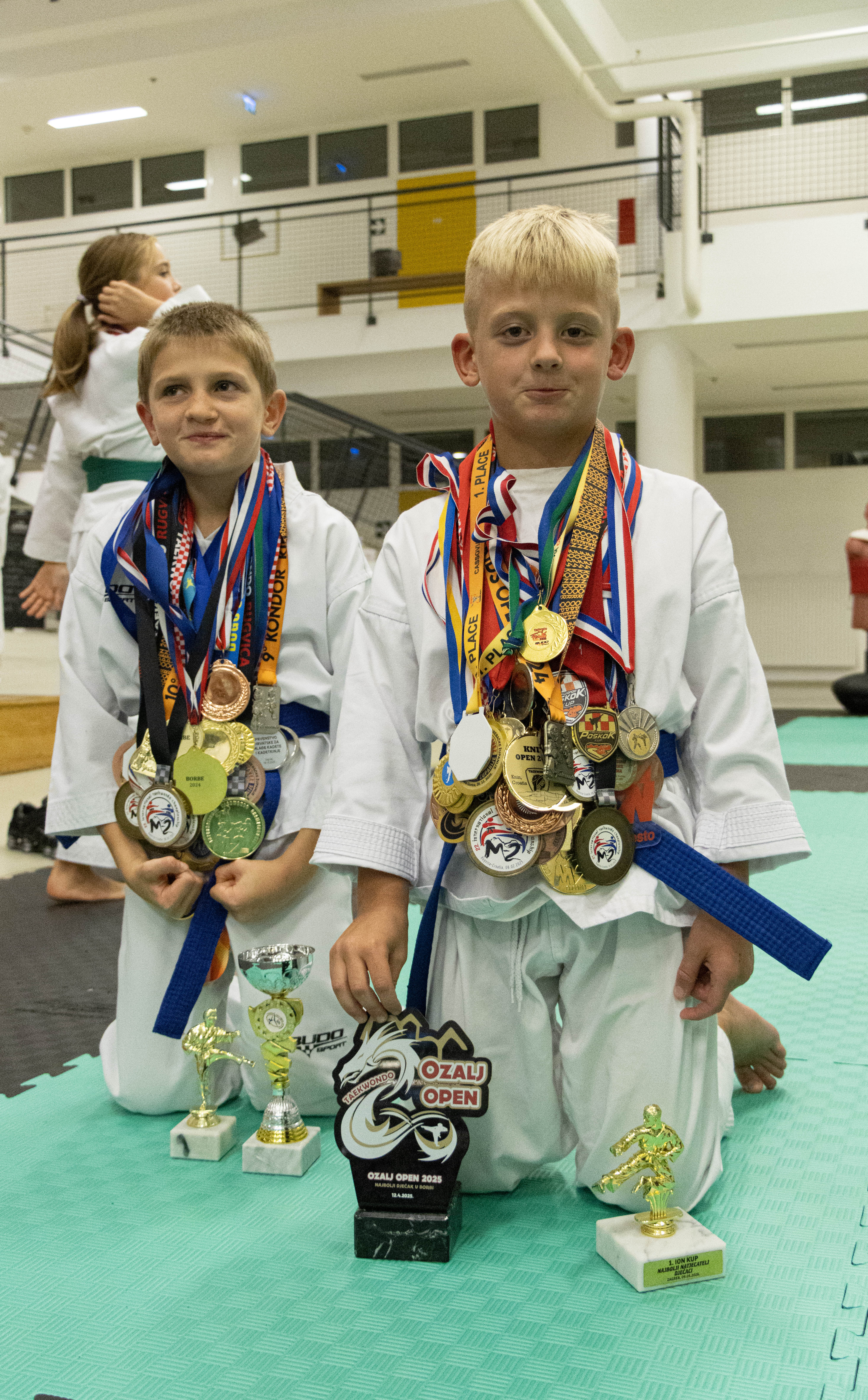 Dva mlada člana OLIMPA s medaljama i peharima